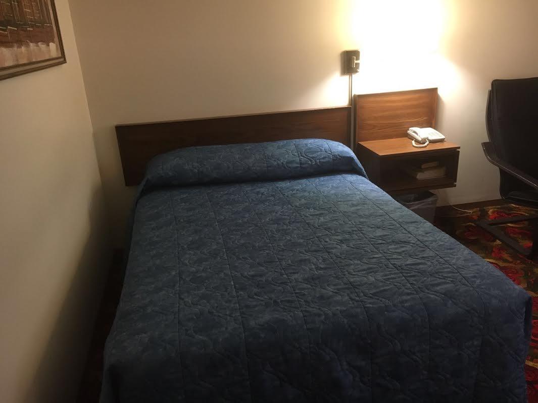 Royal Hotel Flin Flon 外观 照片